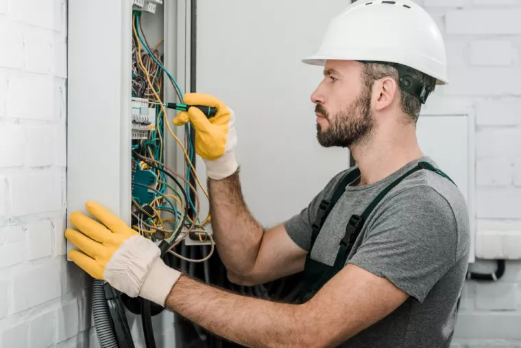 Faire la mise aux normes électriques d'une maison familiale vétuste, Six-Fours-les-Plages, ACK