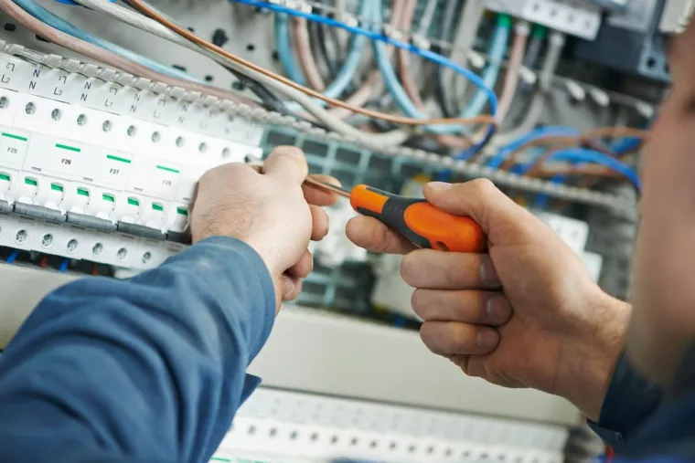 À qui s'adresser pour un raccordement électrique d'un bâtiment agricole ?, Six-Fours-les-Plages, ACK